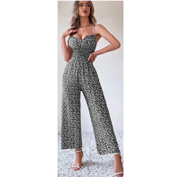 SALE🎈NWOT FLORAL SHIRRED WAIST TIE FRONT JUMPSUIT! NEVER WORN! - Picture 1 of 5